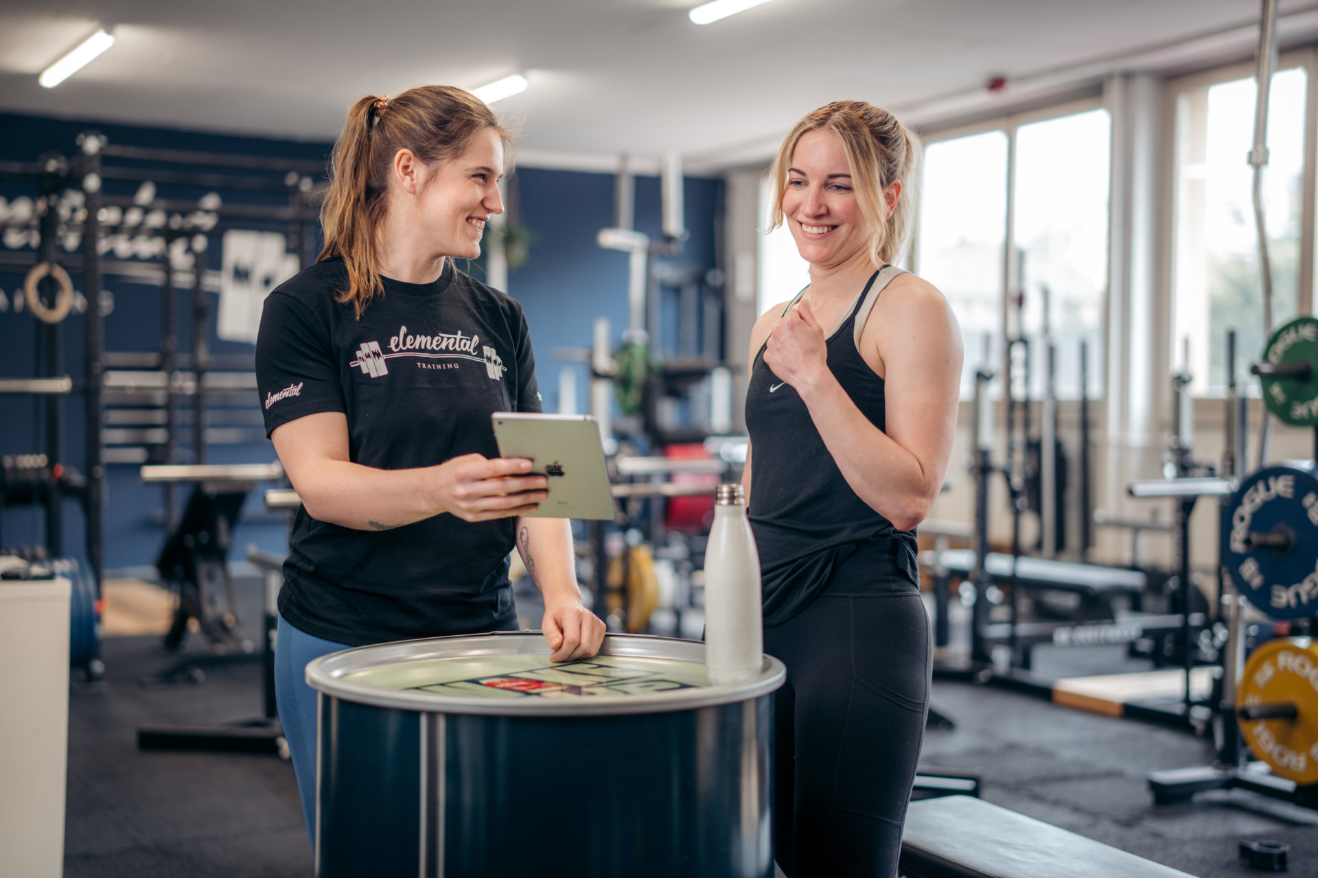 Personal Trainer unterstützt bei Ernährungsplanung